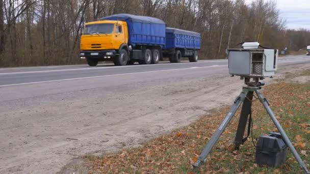 Óblast de Orlovskaya, Rusia, 08.10.2017, Editorial: Radar policial en la carretera — Vídeo de stock