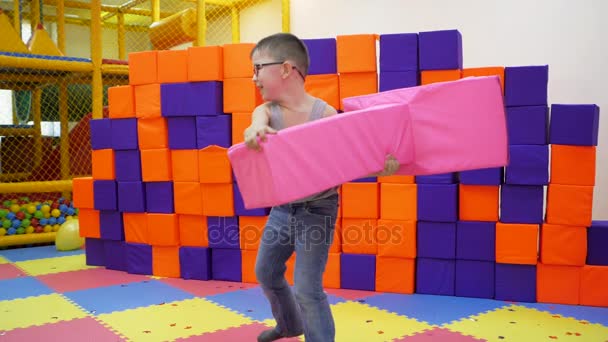 Giochi per bambini al coperto . — Video Stock