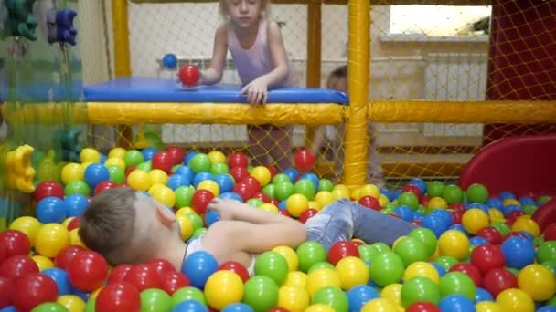 Indoor-Spiele für Kinder. — Stockvideo