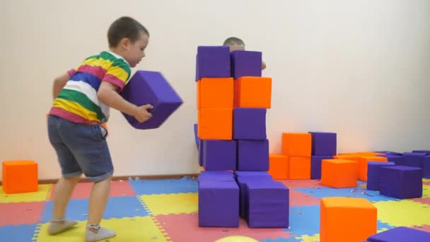 Игры для детей в помещении . — стоковое видео