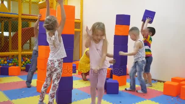 Niños juegos de interior . — Vídeo de stock