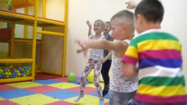 Küçük çocuk eğlence taşır