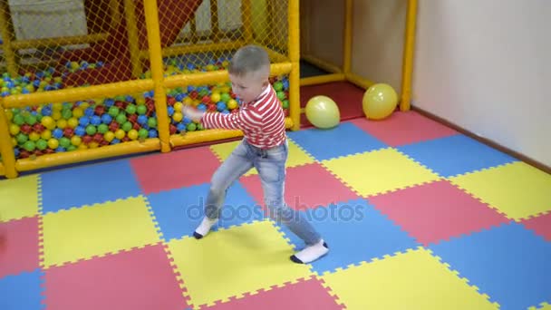 Childrens Indoorspelen. — Stockvideo