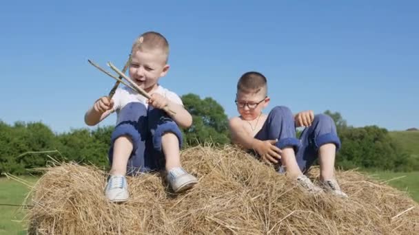 Children play outdoors — Stock Video