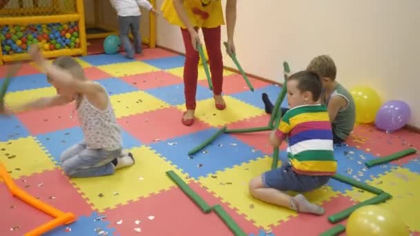 Niños juegos de interior . — Vídeo de stock