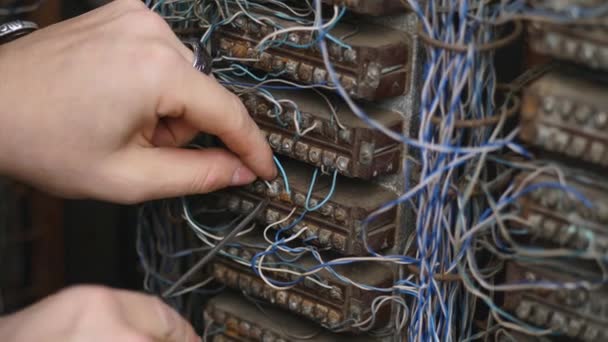 Připojování kabelů. přepnutí telefonu — Stock video