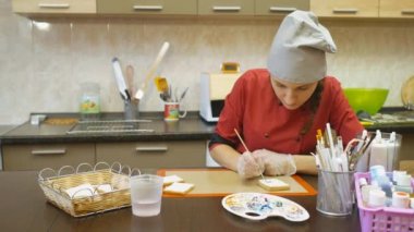 Pasta şefi ustaca tatil sipariş gerçekleştirir.