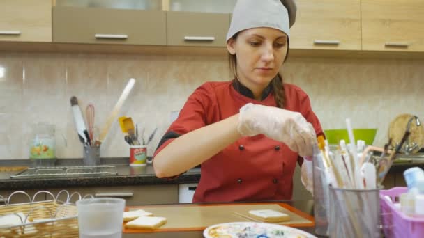 O chef de pastelaria executa habilmente a ordem de férias . — Vídeo de Stock