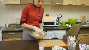 Pasta şefi ustaca tatil sipariş gerçekleştirir.