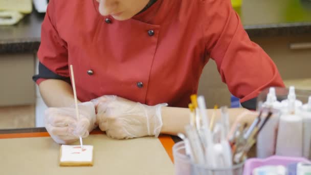 O chef de pastelaria executa habilmente a ordem de férias . — Vídeo de Stock