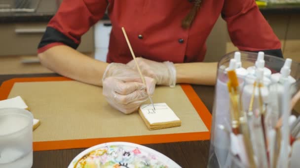 O chef de pastelaria executa habilmente a ordem de férias . — Vídeo de Stock