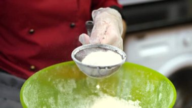 Pasta şefi ustaca tatil sipariş gerçekleştirir.