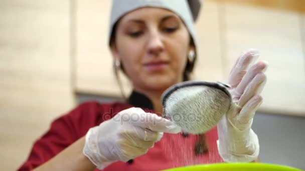 Le chef pâtissier exécute habilement ordre de vacances . — Video