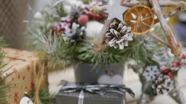 Decorazioni festive. Il lavoro di un designer-decoratore. Alla vigilia di Natale . — Video Stock