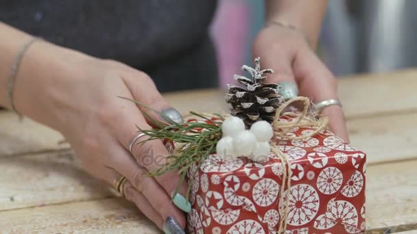 Feestelijke decoraties. Het werk van een ontwerper-decorateur. Aan de vooravond van Kerstmis. — Stockvideo