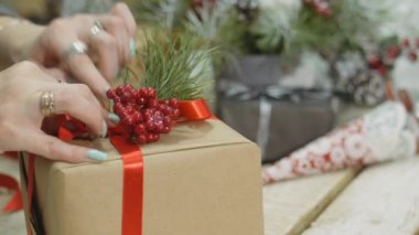 Festival süsleri. Tasarımcısı dekoratör eseri. Noel arifesinde.