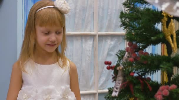 Décorations festives. Le travail d'un designer-décorateur. A la veille de Noël .