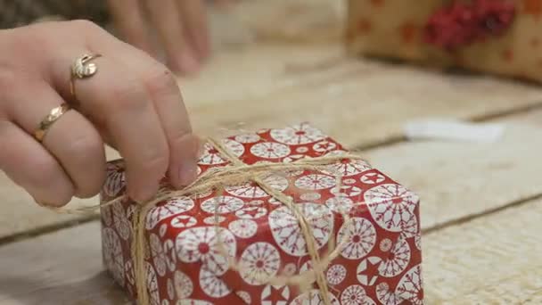 Decorações festivas. O trabalho de um designer-decorador. Na véspera do Natal . — Vídeo de Stock