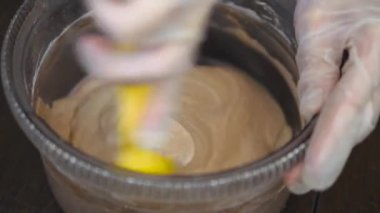 Pasta şefi ustaca tatil sipariş gerçekleştirir.
