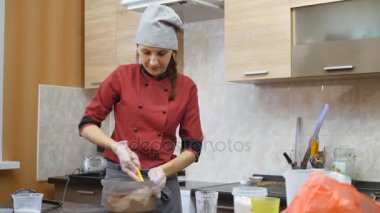 Pasta şefi ustaca tatil sipariş gerçekleştirir.