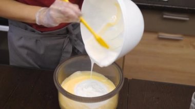 Pasta şefi ustaca tatil sipariş gerçekleştirir.