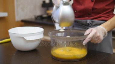 Pasta şefi ustaca tatil sipariş gerçekleştirir.