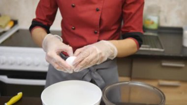 Pasta şefi ustaca tatil sipariş gerçekleştirir.