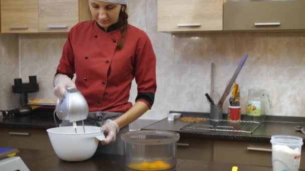 El chef pastelero realiza hábilmente el pedido de vacaciones . — Vídeo de stock