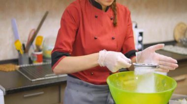 Pasta şefi ustaca tatil sipariş gerçekleştirir.