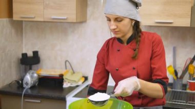 Pasta şefi ustaca tatil sipariş gerçekleştirir.