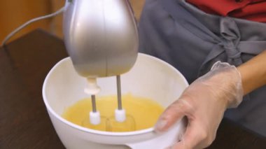 Pasta şefi ustaca tatil sipariş gerçekleştirir.