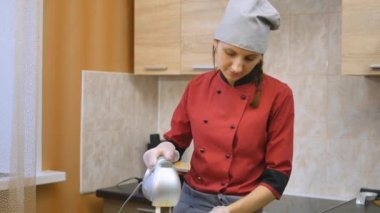 Pasta şefi ustaca tatil sipariş gerçekleştirir.