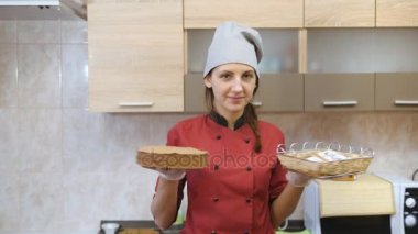 Pasta şefi ustaca tatil sipariş gerçekleştirir.