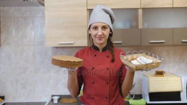 Pasta şefi ustaca tatil sipariş gerçekleştirir.