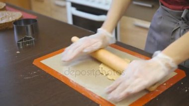 Pasta şefi ustaca tatil sipariş gerçekleştirir.