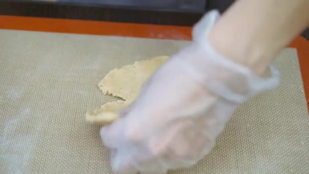 Le chef pâtissier exécute habilement ordre de vacances . — Video