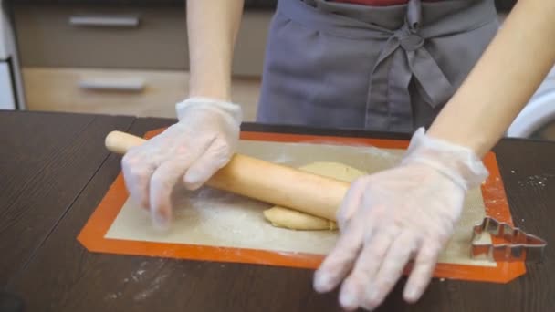 The pastry chef skillfully performs holiday order. — Stock Video