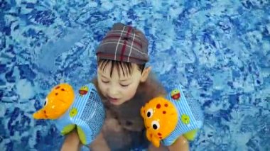 Çocuk oyun havuzu su. Küçük çocuklar yüzme havuzunda banyo