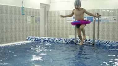 Çocuk oyun havuzu su. Küçük çocuklar yüzme havuzunda banyo