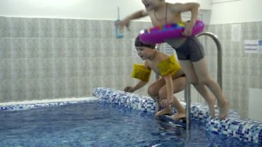 Çocuk oyun havuzu su. Küçük çocuklar yüzme havuzunda banyo