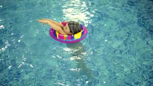 Jogos infantis de água na piscina. Crianças pequenas tomam banho na piscina — Vídeo de Stock