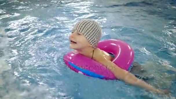 Childrens water games in the pool. Little kids bathe in the swimming pool — Stock Video