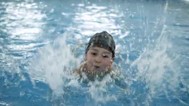 Juegos de agua para niños en la piscina. Los niños pequeños se bañan en la piscina — Vídeos de Stock