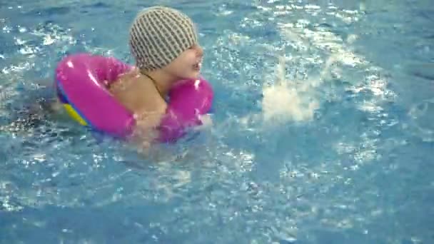 Jeux d'eau pour enfants dans la piscine. Les petits enfants se baignent dans la piscine — Video