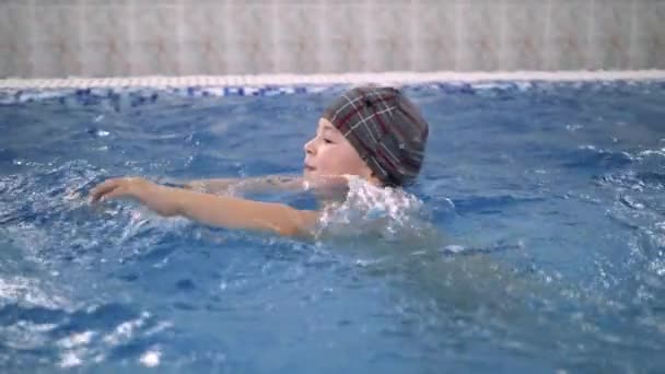 Wasserspiele für Kinder im Pool. Kleine Kinder baden im Schwimmbad — Stockvideo