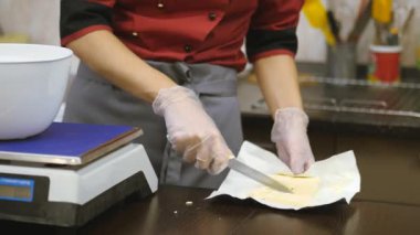 Pasta şefi ustaca tatil sipariş gerçekleştirir.