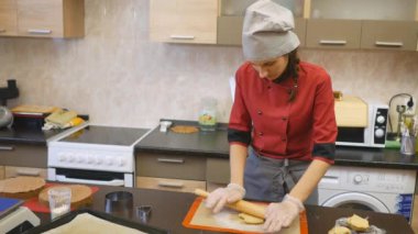 Pasta şefi ustaca tatil sipariş gerçekleştirir.