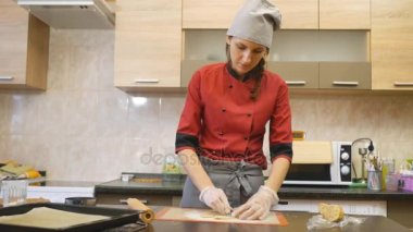 Pasta şefi ustaca tatil sipariş gerçekleştirir.