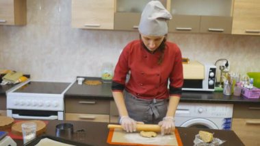 Pasta şefi ustaca tatil sipariş gerçekleştirir.