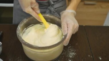 Pasta şefi ustaca tatil sipariş gerçekleştirir.